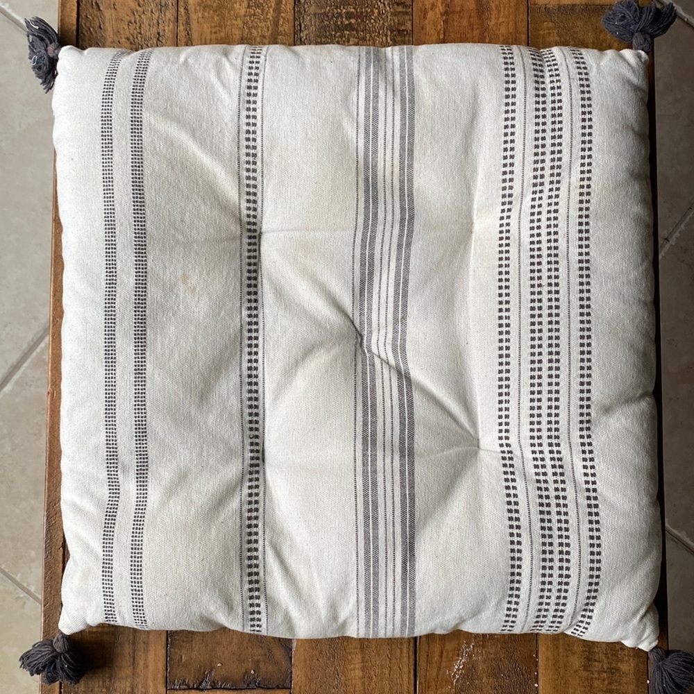 Seat pillow black & white